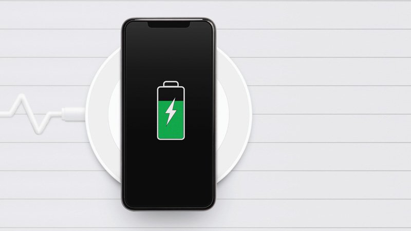 Telemóvel a ser carregado com um modelo por indução (wireless)